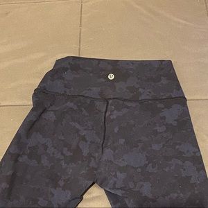Lululemon Wunder under crapri size 6 navy pattern